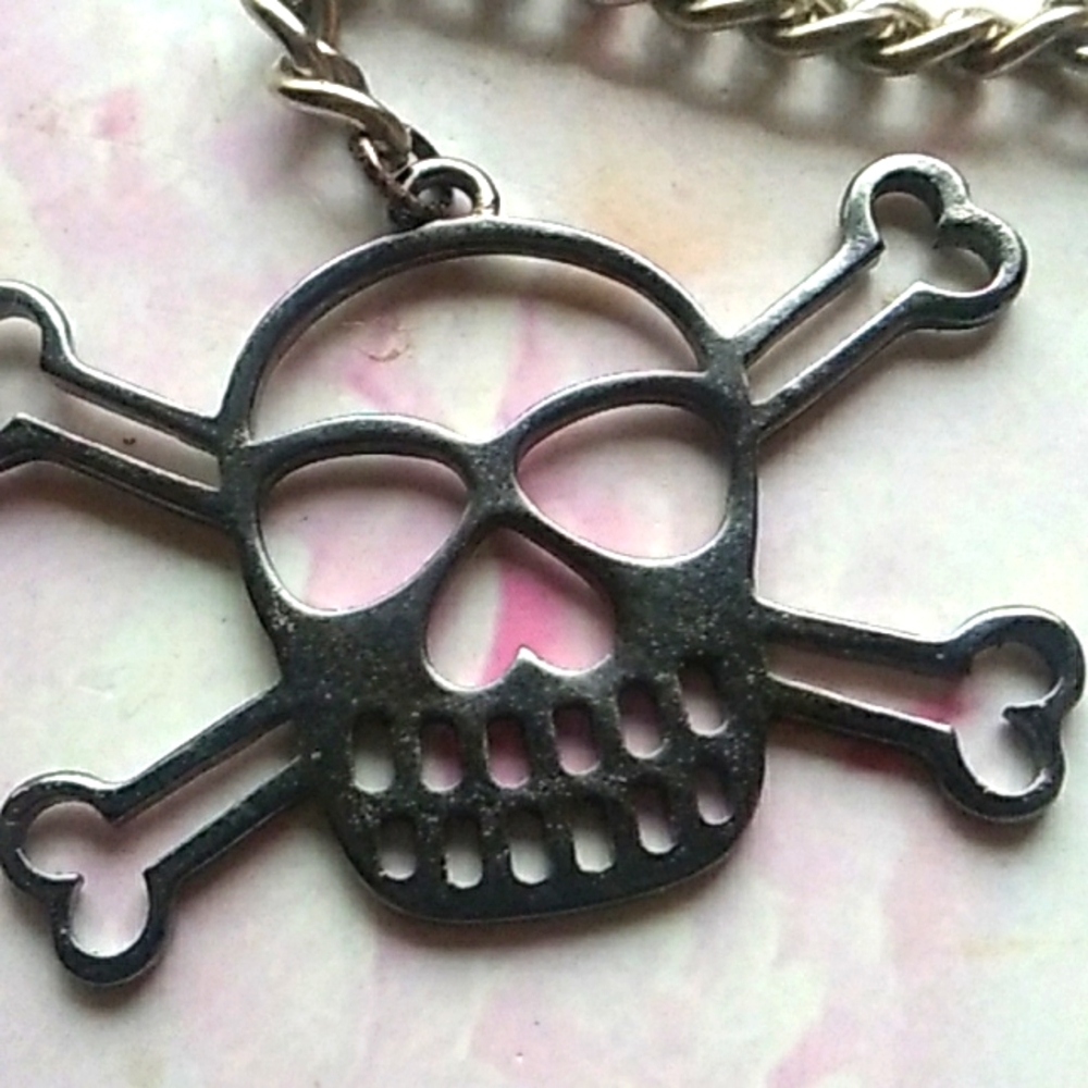 Gothic Skull Keychain - Picture 2 of 3